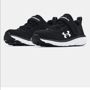 UnderArmour Sneakers Velcro Excellent Condition like New Size 11